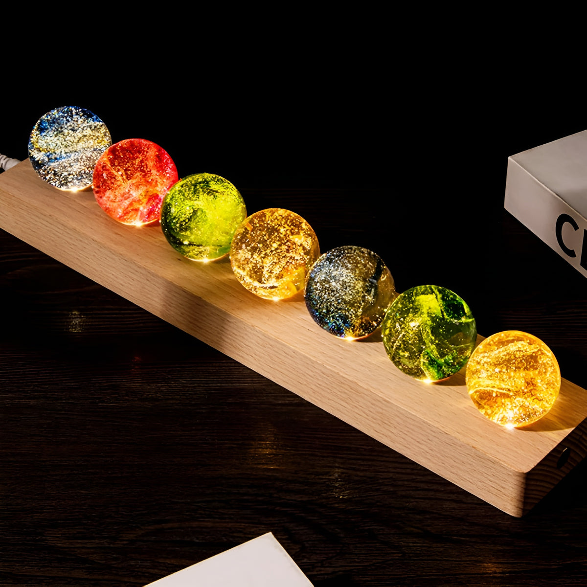 Bolas de galaxia con base de madera y luz LED