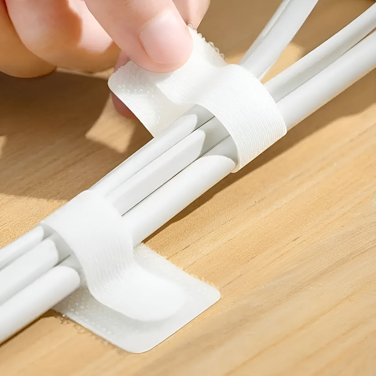 Organizador de cables con adhesivo