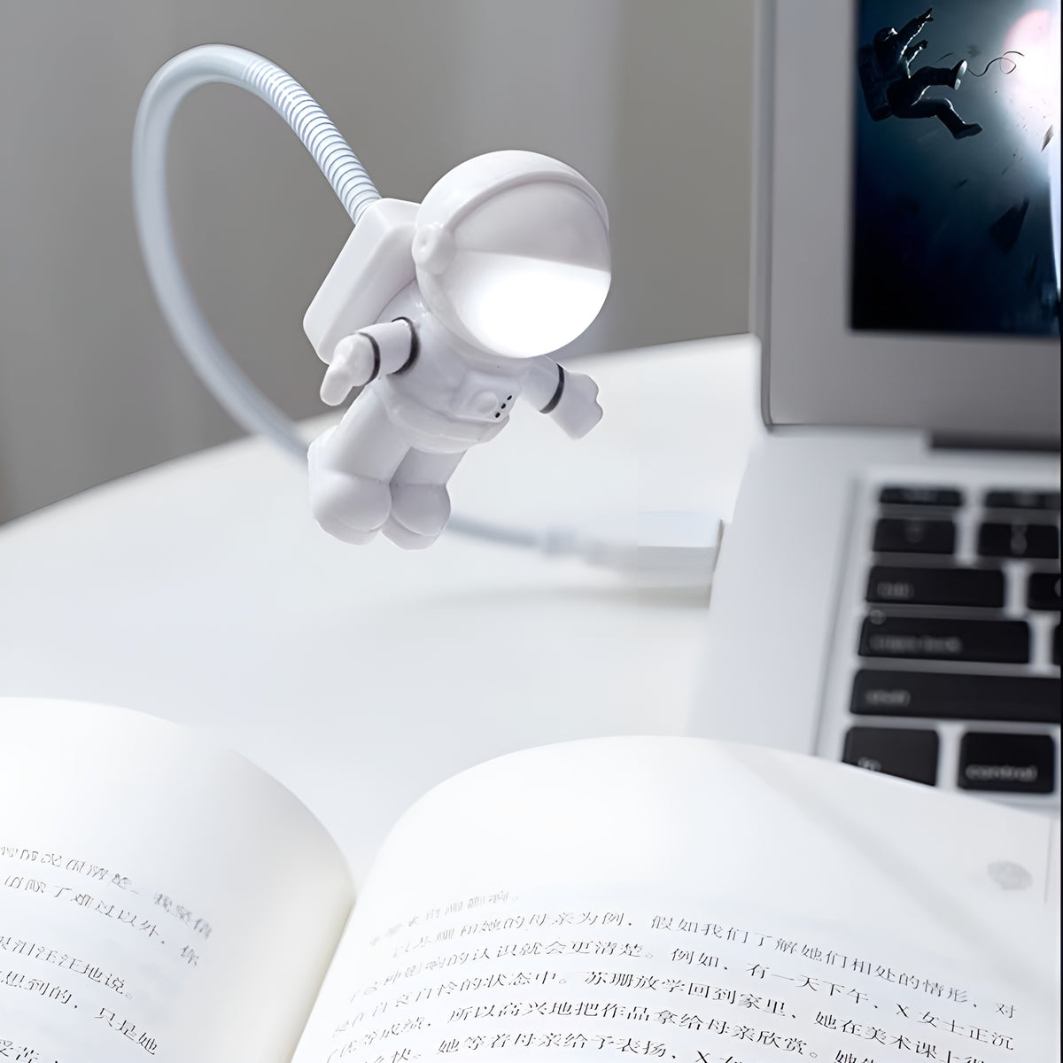 Lampara de escritorio de lectura con forma de astronauta usb – Detalle y presentación – NQLN Store Venezuela