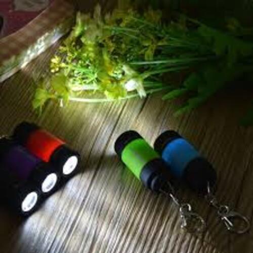 Mini linterna LED recargable tipo llavero